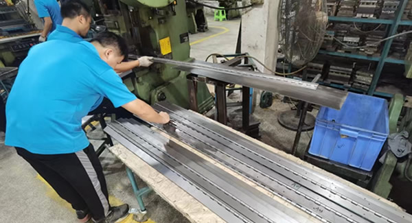 合頁(yè)的平直順，穩(wěn)定與和諧的象征|廣有五金&東莞合頁(yè)